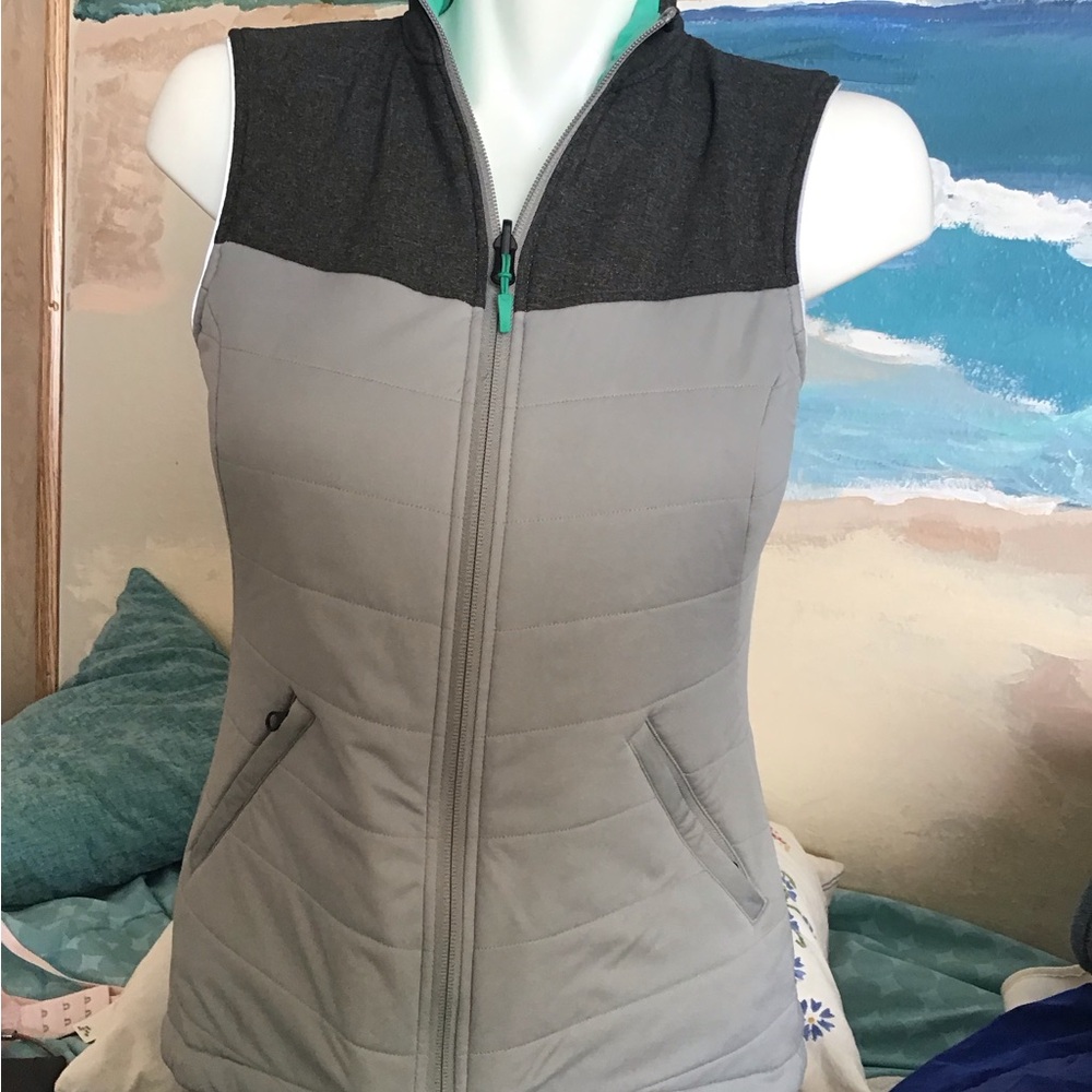 Specialised size small high qualitylity reversibke vest with pockets
